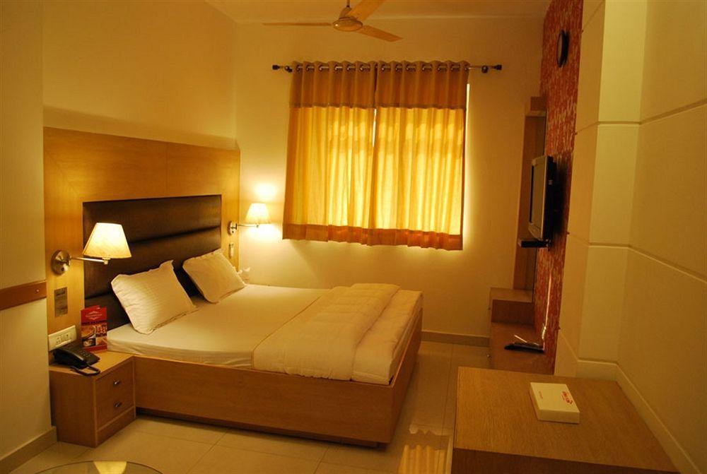 Hotel Arina Inn New Delhi Bagian luar foto