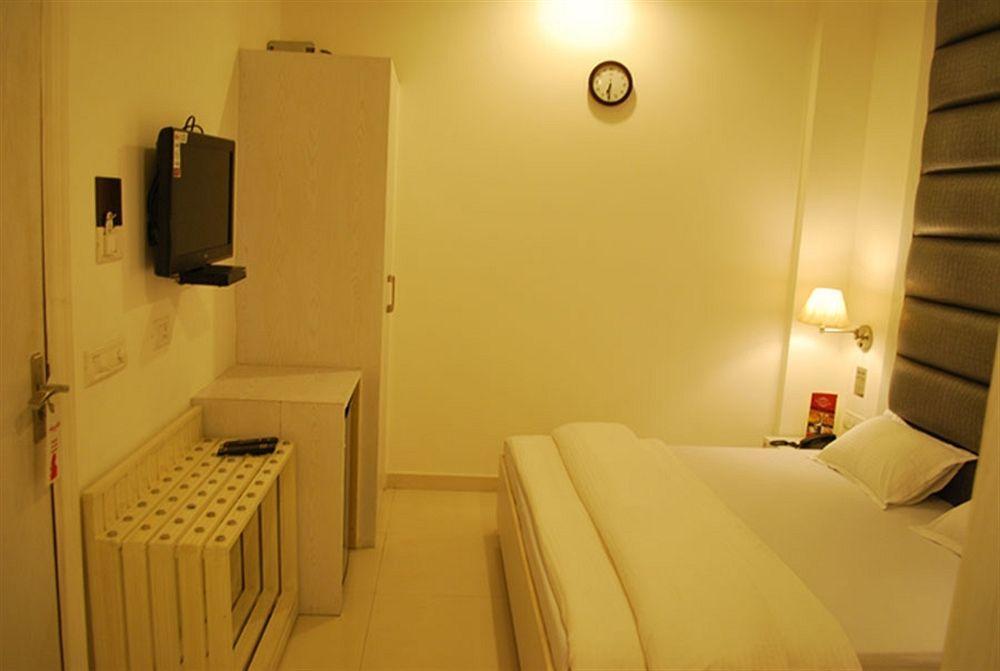 Hotel Arina Inn New Delhi Bagian luar foto