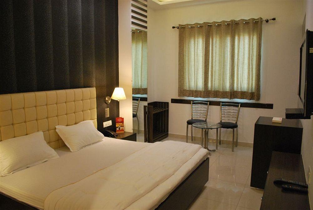 Hotel Arina Inn New Delhi Bagian luar foto