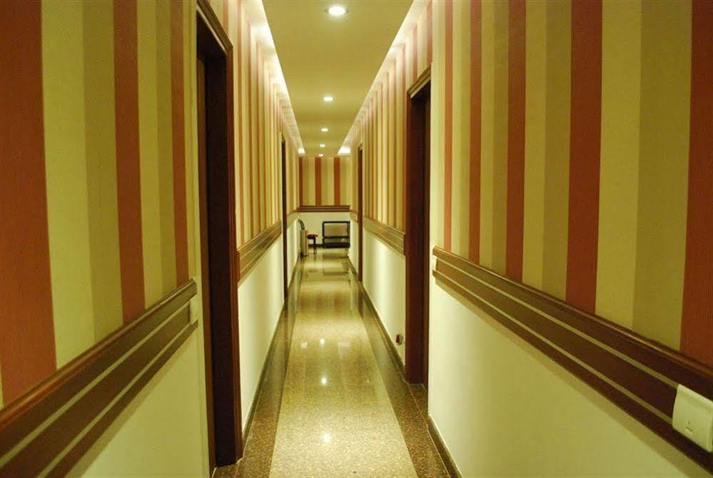 Hotel Arina Inn New Delhi Bagian luar foto